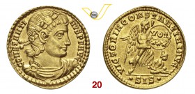 COSTANTINO II (337-340) Solido, Siscia. D/ Busto diademato, paludato e corazzato R/ La Vittoria con corona sul quale VOT XXX; ai suoi piedi un prigion...