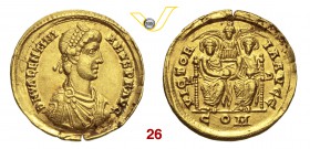VALENTINIANO II (375-392) Solido, Mediolanum. D/ Busto diademato, drappeggiato e corazzato R/ Due imperatori seduti con globo; dietro di loro la Vitto...