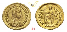 VALENTINIANO III (425-455) Solido, Ravenna. D/ Busto diademato, drappeggiato e corazzato R/ L'Imperatore, con lunga croce e vittoriola, poggia il pied...