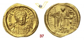 GIUSTINO I (518-527) Solido, Costantinopoli. D/ Busto frontale elmato con lancia e scudo R/ La Vittoria con lunga croce e globo crucigero, officina Z....