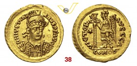 ATALARICO (527-536) Solido a nome di Giustiniano I (527-565) D/ Busto frontale di Giustiniano, elmato e corazzato, con lancia e scudo R/ La Vittoria c...