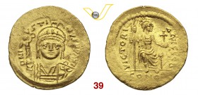 GIUSTINO II (565-578) Solido, Costantinopoli. D/ Busto frontale elmato con vittoriola su globo R/ Costantinopoli seduta con lancia e globo crucigero, ...