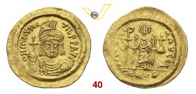 MAURIZIO TIBERIO (582-602) Solido, Costantinopoli. D/ Busto frontale elmato, con globo crucigero R/ La Vittoria con lungo staurogramma e globo crucige...