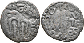 INDIA, Medieval. Pandyas. Jatavarman Sundara Pandya I, 1251-1268. Kasu (Bronze, 19 mm, 3.35 g). Chola style King standing facing, head to right, holdi...