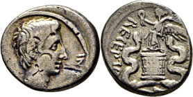 ROMA IMPERIO. 28-26 aC. Augusto. Quinario. Busto a derecha. Victoria sobre cesta