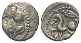 Gallien. Bituriges.

 Quinar (Silber).
Vs: Kopf links.
Rs: Pferde nach links stehend, darüber Schwert, darunter Kreis / Rad.

15 mm. 1,89 g. 
...