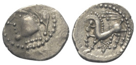 Gallien. Bituriges.

 Quinar (Silber).
Vs: Kopf links.
Rs: Pferde nach links stehend, darüber Schwert, darunter Pentagramm.

17 mm. 1,92 g. 

...