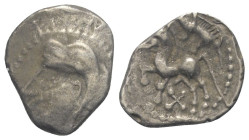 Gallien. Bituriges.

 Quinar (Silber).
Vs: Kopf links.
Rs: Pferde nach links stehend, darüber Wildschwein links, darunter X.

17 mm. 1,96 g. 
...