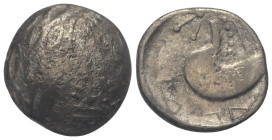 Ostkelten. Subkarpaten. Typ 'Schnabelpferd'.

 Tetradrachme (Silber).
Vs: Stilisierter Kopf des Zeus mit Lorbeerkranz rechts.
Rs: Stilisiertes Pfe...