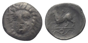 Kampanien. Phistelia.

 Obol (Silber). Ca. 310 - 300 v. Chr.
Vs: Weiblicher Kopf in Dreiviertelansicht links.
Rs: Löwe nach links stehend; im Absc...