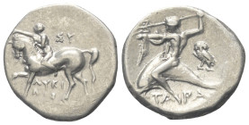 Kalabrien. Tarent.

 Didrachme oder Nomos (Silber). Ca. 272 - 240 v. Chr.
Vs: Nackter Jüngling zu Pferde mit erhobenem Arm nach links reitend; über...