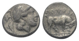 Lukanien. Thourioi.

 Triobol (Silber). Ca. 443 - 410 v. Chr.
Vs: Kopf der Athena mit attischem Helm mit Lorbeerkranz rechts.
Rs: Stier mit gesenk...