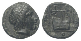 Makedonien. Chalkidischer Bund.

 Bronze. Ca. 420 - 348 v. Chr. Olynthos.
Vs: Kopf des Apollon mit Lorbeerkranz rechts.
Rs: Kithara.

11 mm. 1,3...