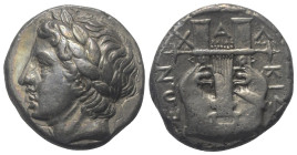 Makedonien. Chalkidischer Bund.

 Tetradrachme (Silber). 353 v. Chr. Olynthos.
Vs: Kopf des Apollon mit Lorbeerkranz links.
Rs: Kithara, darunter ...