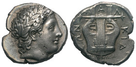 Makedonien. Chalkidischer Bund.

 Tetradrachme (Silber). 351 v. Chr. Olynthos.
Vs: Kopf des Apollon mit Lorbeerkranz rechts.
Rs: Kithara, darunter...