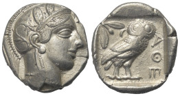 Attika. Athen.

 Tetradrachme (Silber). Ca. 454 - 404 v. Chr.
Vs: Kopf der Athena mit ölzweiggeschmücktem attischem Helm, Ohranhänger und Halskette...