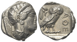 Attika. Athen.

 Tetradrachme (Silber). Ca. 454 - 404 v. Chr.
Vs: Kopf der Athena mit ölzweiggeschmücktem attischem Helm, Ohranhänger und Halskette...