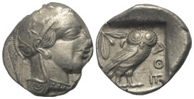 Attika. Athen.

 Tetradrachme (Silber). Ca. 454 - 404 v. Chr.
Vs: Kopf der Athena mit ölzweiggeschmücktem attischem Helm, Ohranhänger und Halskette...