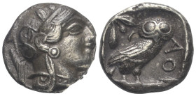 Attika. Athen.

 Tetradrachme (Silber). Ca. 454 - 404 v. Chr.
Vs: Kopf der Athena mit ölzweiggeschmücktem attischem Helm, Ohranhänger und Halskette...