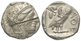 Attika. Athen.

 Tetradrachme (Silber). Ca. 454 - 404 v. Chr.
Vs: Kopf der Athena mit ölzweiggeschmücktem attischem Helm, Ohranhänger und Halskette...