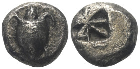 Inseln vor Attika. Aigina.

 Stater (Silber). Ca. 550 - 525 v. Chr.
Vs: Seeschildkröte.
Rs: Quadratum incusum.

19 mm. 11,37 g. 

HGC 6, 425; ...