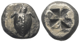 Inseln vor Attika. Aigina.

 Stater (Silber). Ca. 525 - 475 v. Chr.
Vs: Seeschildkröte.
Rs: Quadratum incusum.

21 mm. 11,88 g. 

HGC 6, 428; ...
