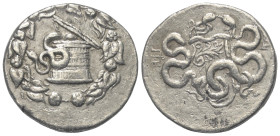 Mysien. Pergamon.

 Cistophor (Silber). Ca. 166 - 67 v. Chr.
Vs: Cista mystica mit halb geöffnetem Deckel, aus der sich eine Schlange herauswindet;...