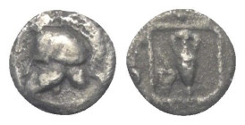 Troas. Neandreia.

 Hemiobol oder Tetartemorion (Silber).
Vs: Korinthischer Helm links.
Rs: Amphora; im Feld links Efeublatt, das Ganze in Perlqua...