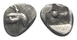 Ionien. Phokaia.

 Hemiobol (Silber). 6. Jhdt. v. Chr.
Vs: Greifenkopf links.
Rs: Viergeteiltes Quadratum incusum.

7 mm. 0,31 g. 

SNG Kayhan...