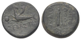 Karien. Trapezopolis. Augustus (31 v. - 14 n. Chr.).

 Bronze.
Vs: Capricorn mit Füllhorn und Globus links.
Rs: Bogen mit Köcher; im Abschnitt Mon...