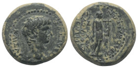 Phrygien. Hierapolis. Augustus (31 v. - 14 n. Chr.).

 Bronze.
Vs: Kopf rechts.
Rs: Apollon mit Kithara nach rechts stehend; Magistratsname Archon...