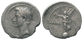 Augustus (31 v. - 14 n. Chr.).

 Denar (Silber). 31 - 30 v. Chr. Rom (?).
Vs: Kopf links.
Rs: CAESAR - DIVI F. Victoria mit Kranz auf Globus nach ...