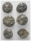 Griechische Münzen - Lots.


Selge (Pisidien) / Laranda (Lykaonien).

Lot (6 Stück, Silber): Obol; ca. 5. - 4. Jhdt. v. Chr.

Sehr schön - fast...