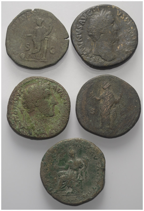 Römische Münzen - Lots. Kaiserzeit.


Lot (5 Stück, Bronze): Sesterzen.
Unte...