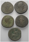 Römische Münzen - Lots. Kaiserzeit.


Lot (5 Stück, Bronze): Sesterzen.
Unter anderem:
Antoninus Pius (138 - 161 n. Chr.).
Lucilla (gest. 181 n....
