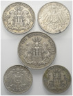 Deutschland - Lots.


Kaiserreich. 
Hamburg.

Lot (5 Stück, Silber): 5 Mark 1895, 3 Mark 1901 und 1910, 2 Mark 1876 und 1901.

72,76 g (zusamm...