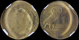 GREECE: 1 Drachma (ND 1973) in copper-zinc. Phoenix and inscription "ΕΛΛΗΝΙΚΗ ΔΗΜΟΚΡΑΤΙΑ" on obverse. Owl on reverse. Inside slab by NGC "MINT ERROR M...