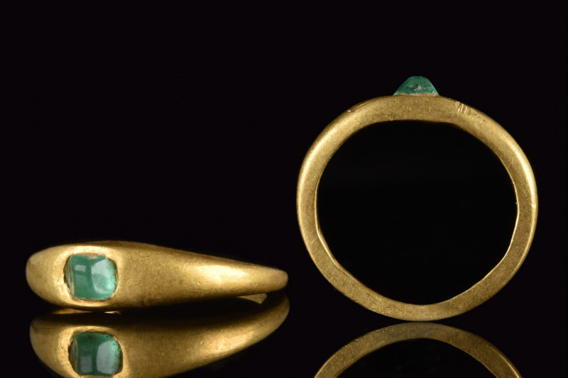 SUPERB ROMAN GOLD RING WITH EMERALD
Ca. 100-300 AD. 
A finely modelled gold fi...