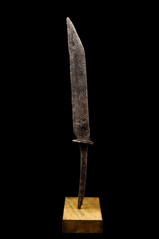 LATE VIKING OR SAXON SEAX (KNIFE) WITH HILT PLATE AND ‘BROKEN BACK’ BLADE
Ca. 1...