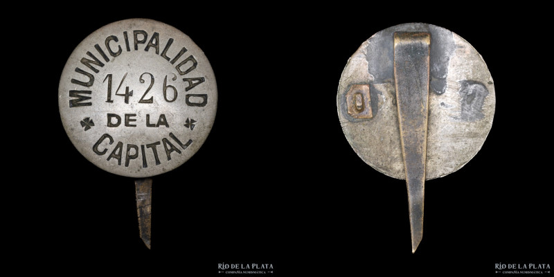 Argentina. Municipalidad de la Capital Nº 1426. Chapa de bronce plateado con pin...