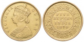 INDIA
Regina Vittoria, 1837-1901. 5 Rupie 1870 Calcutta.
Au gr. 3,88
Dr. Busto coronato a s. Rv. Data e valore entro cornice floreale.
KM#474; Fr....