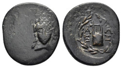 TROAS. Alexandreia.(Circa 164-135 BC).Ae.

Obv : Laureate head of Apollo facing.

Rev : Α-Λ / E- Ξ.
Lyre; all within laurel wreath. 

Condition : Good...
