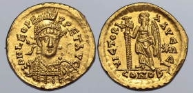 Leo I AV Solidus. Constantinople, AD 462 or 466. D N LEO PERPET AVG, pearl-diademed, helmeted and cuirassed bust facing slightly to right, holding spe...