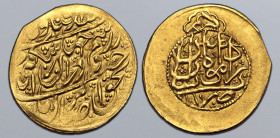 Zands, Muhammad Karim Khan AV 1/4 Mohur. Type C. Dar al-Muminin Kashan mint, AH 1189 = AD 1775. Zand couplet in five lines / Mint epithet within a car...