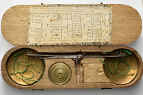 FRANCIA
XVIII secolo.
Bilancia artigianale in ottone per cambia valuta con custodia in legno con 5 pesi circolari in ottone + 9 pesi.