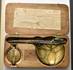 FRANCIA
XVIII secolo.
Bilancia artigianale con cassa in legno di forma rettangolare con 10 pesi con pesiera detta “pila di Norimberga”.
 Rara