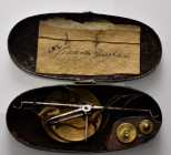 XIX secolo.
Bilancia portatile con 2 pesi con firma del proprietrio Viscardi Gaetano