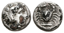 CARIA, Kos. Hemidracma forrado. (Ar-Ae. 1,53g/11mm). 285-258 a.C. (HGC 6, 1314). Anv: Cabeza de Heracles con piel de león a derecha. Rev: Cangrejo, de...