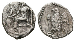 CILICIA, Tarsos. Obolo. (Ar. 0,82g/12mm). 400-350 a.C. (SNG Levante 228). Anv: Zeus sentado a izquierda portando águila y cetro, delante racimo de uva...