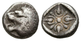 JONIA, Miletos. Dióbolo. (Ar. 1,05g/9mm). 600-500 a.C. (SNG Kayhan 476-81). Anv: Cabeza de leon a izquierda. Rev: Diseño estrellado incuso. MBC+.